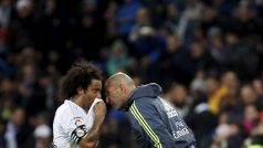 Zinédine Zidane při své premiéře na lavičce madridského Realu promlouvá s obráncem Marcelem