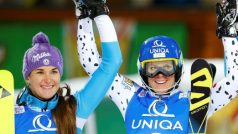Nejštědřeji dotovaný závod ženské sezony ovládla Veronika Velez Zuzulová (vpravo) před Šárkou Strachovou