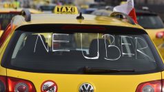 Pražští taxikáři blokují magistrálu, kvůli cenám i &#039;nelegální konkurenci&#039;