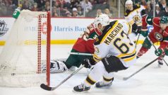 Útočník Bostonu Marchand střílí po nahrávce od Davida Krejčího první gól zápasu proti Minnesotě