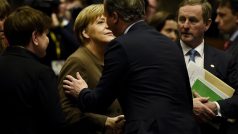 Britský premiér David Cameron se na summitu EU v Bruselu vítá s německou kancléřkou Angelou Merkelovou