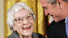 Harper Leeová převzala v roce 2007 od George Bushe mladšího Prezidentskou medaili svobody