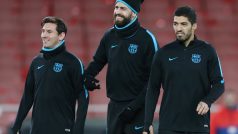 Hráči Barcelony (zleva) Messi, Pique a Suaréz při tréninku na stadionu Arsenalu v Londýně