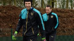 Český brankář Arsenalu Petr Čech na tréninku před zápasem s Barcelonou