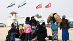 Syrští migranti u hraničního přechodu Bab al-Salam