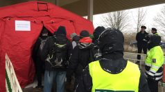 Cvičení Vlna, při němž policisté simulovali příchod většího množství migrantů. Snímky jsou z hraničního přechodu Mikulov