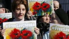 Za propuštění ukrajinské pilotky Nadiji Savčenkové demonstrovali lidé v Kyjevě i jiných světových městech