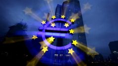 Symbol eura, v pozadí sídlo ECB ve Frankfurtu (ilustrační foto)