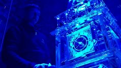 Skláři čistí skleněný model královéhradecké Bílé věže