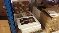 Fotografie Miloše Zemana ve skladu pražské firmy, která tiskne portréty prezidentů