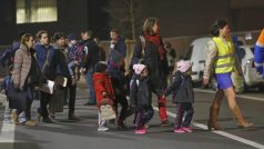 Policie odevzdává rodičům děti, které střežila v po dobu akce uzavřené školce