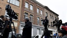 Reportéři u domu, kde byl v pátek večer po přestřelce zadržen Salah Abdeslam