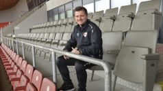 Trenér Slavie Dušan Uhrin nebude muset při derby sedět na tribuně. Disciplinárka mu odpustila zbytek trestu