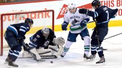 Ondřej Pavelec za Winnipeg vychytal čisté konto při výhře 2:0 nad Vancouverem