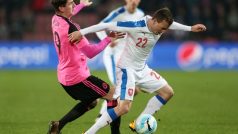 Český fotbalista Vladimír Darida v souboji s McLeanem