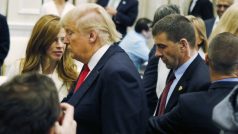 Fotografie z Trumpova mítínku 8. března. Vlevo je reportérka Michelle Fieldsová, ke které se rukou natahuje šéf Trumpova volebního štábu Corey Lewandowski