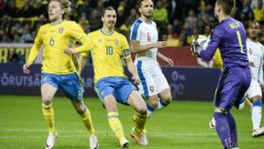 Zlatan Ibrahimović při jedné z útočných akcí Švédska