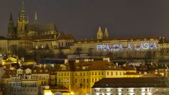 Nápis &quot;Pravda a láska&quot; promítali aktivisté na jednu z budov Pražského hradu