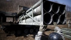 Americký voják obsluhuje raketomet M270A1 (ilustrační foto)