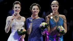 Zleva: Stříbrná Ashley Wagnerová, mistryně Jevgenija Medveděvová a s bronzem Anna Pogorilá
