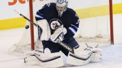 Ondřej Pavelec chytá v druhé třetině zápasu Winnipegu s Minnesotou