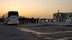 Prvních 131 migrantů odvezly dvě lodě z řeckého ostrova Lesbos do Turecka