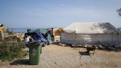 Pákistánci pobývající v ilegálním táboře na řeckém ostrově Lesbos