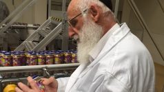 Izraelský rabín dohlíží na výrobu košer přesnídávek v Podivíně
