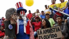 Podporovatelé venezuelského prezidenta Nicoláse Madura s cedulí „Amnestie je zapomnění“