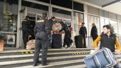 Iráčané, kteří měli namířeno do Německa, přenocovali v Interhotelu Bohemia v Ústí nad Labem. Ráno pro ně přijeli policisté s dodávkami a převezli je na služebnu