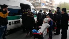 Iráčané, kteří měli namířeno do Německa, přenocovali v Interhotelu Bohemia v Ústí nad Labem. Ráno pro ně přijeli policisté s dodávkami a převezli je na služebnu