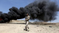 Afghánský policista dohlíží na likvidaci nelegálních narkotik v provincii Nangarhár