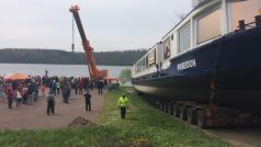 Poseidona musel na hladinu spustit jeřáb