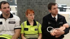 Policisté absolvují porodnický kurz