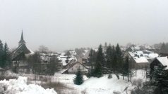 Nový sníh napadl přes noc a během rána 26. dubna v Božím Daru v Krušných horách