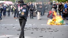 Policisté během demonstrace kvůli agresivnímu chování zatkli desítky lidí
