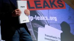 Volker Gassner z organizace Greenpeace představuje na tiskové konferenci v Berlíně kopii uniklých dokumentů ke smlouvě TTIP