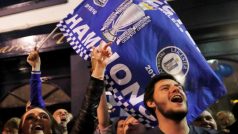 Nadšení fanoušci Leicesteru se sešli před stadionem King Power