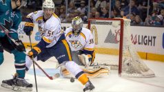Útočník San Jose Tomáš Hertl se snaží překonat brankáře Nashvillu v play-off NHL