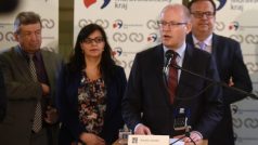 Premiér Bohuslav Sobotka a ministři Jan Mládek a Michaela Marksová po jednání s krajskou tripartitou o řešení aktuální situace v OKD
