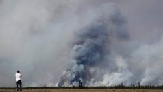 Kanadské úřady se obávají dalšího šíření požáru v Albertě. Pokračují evakuace