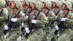 Vietnam je osmým největším dovozcem zbraní na světě, na obrázku vojenská přehlídka v Ho Či Minově městě