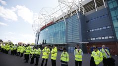 Britská policie hlídá stadion Manchesteru United po zrušení zápasu s Bournemouthem