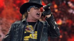 Zpěvák Axl Rose na koncertu AC/DC v Praze