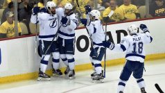 Hokejisté Tampy Bay, včetně Ondřeje Paláta (18), se radují z vítězství nad Pittsburgh Penguins  v semifinále Východní konference NHL