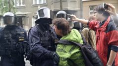 Policie podruhé během několika dní přijela k pražskému centru Klinika. Opět kvůli anonymní výhrůžce bombou