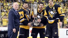 Hokejisté Pittsburghu Pinguins přbírají pohár pro vítěze konferenčního finále