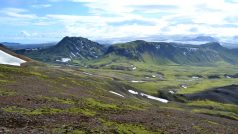 Island – Mohutný ledovec Mýrdalsjökullu, pod nímž se skrývá aktivní sopka Katla, je na dohled dva dny, než se člověk dostane přes sedlo pod ledovcem a zamíří na konec treku na pobřeží oceánu