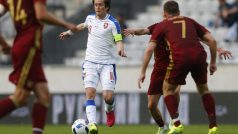 Tomáš Rosický (v bílém) odehrál v přípravném duelu s Ruskem 84 minut