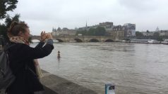 S napětím sledují hladinu zvedající se Seiny obyvatelé Paříže